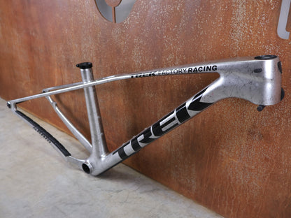 Mountainbikerahmen von Trek, TREK PROCALIBER C GEN 3 RAHMENSET / GRÖSSE S – TREK FACTORY RACING TEAM LACKIERUNG vor USEDBIKES - OB.DE Hintergrund