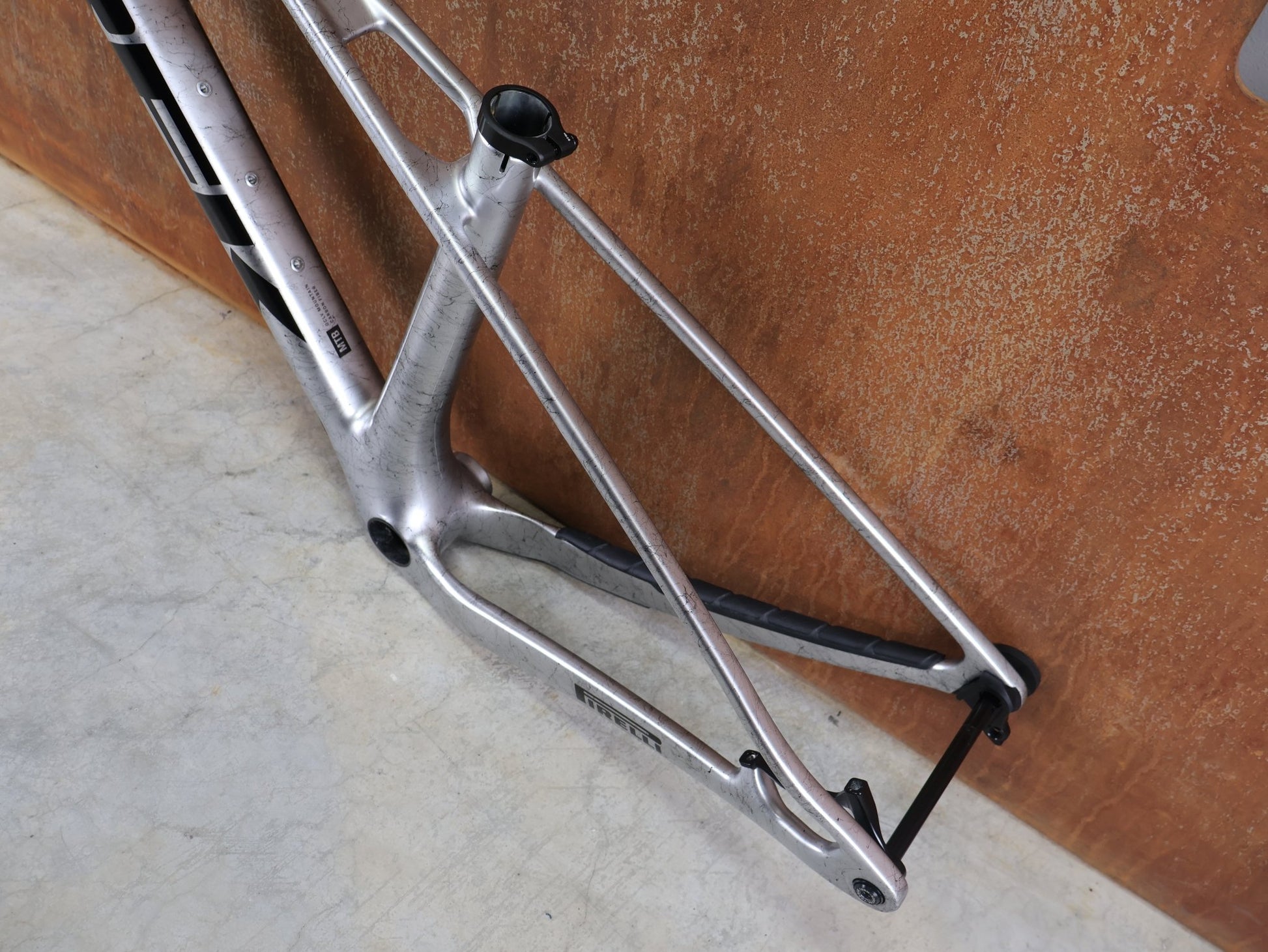 Mountainbikerahmen von Trek, TREK PROCALIBER C GEN 3 RAHMENSET / GRÖSSE S – TREK FACTORY RACING TEAM LACKIERUNG vor USEDBIKES - OB.DE Hintergrund