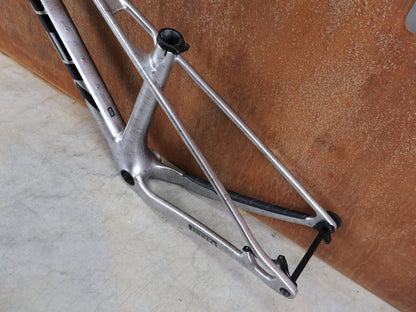 Mountainbikerahmen von Trek, TREK PROCALIBER C GEN 3 RAHMENSET / GRÖSSE S – TREK FACTORY RACING TEAM LACKIERUNG vor USEDBIKES - OB.DE Hintergrund