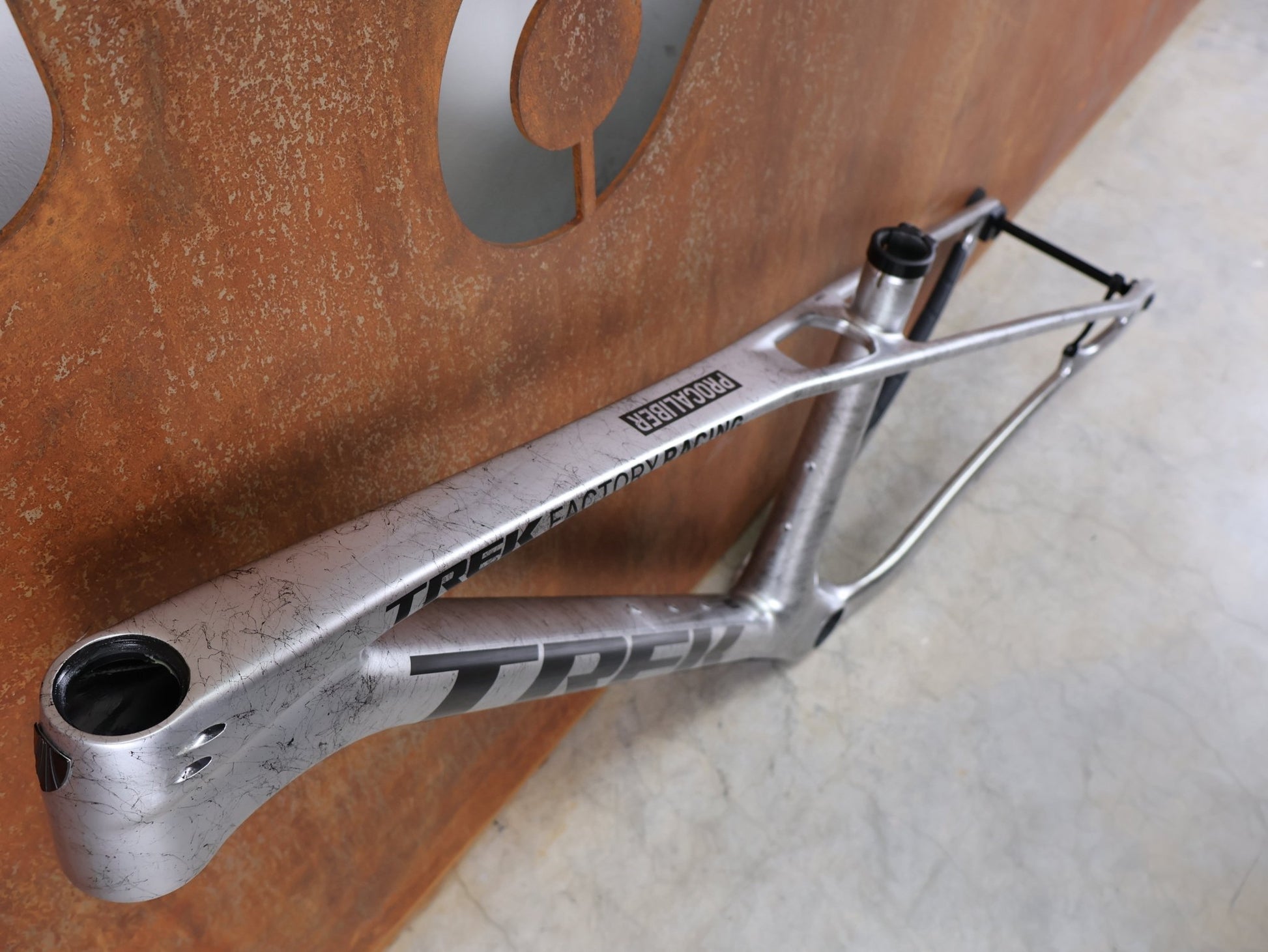 Mountainbikerahmen von Trek, TREK PROCALIBER C GEN 3 RAHMENSET / GRÖSSE S – TREK FACTORY RACING TEAM LACKIERUNG vor USEDBIKES - OB.DE Hintergrund
