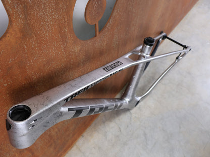 Mountainbikerahmen von Trek, TREK PROCALIBER C GEN 3 RAHMENSET / GRÖSSE S – TREK FACTORY RACING TEAM LACKIERUNG vor USEDBIKES - OB.DE Hintergrund