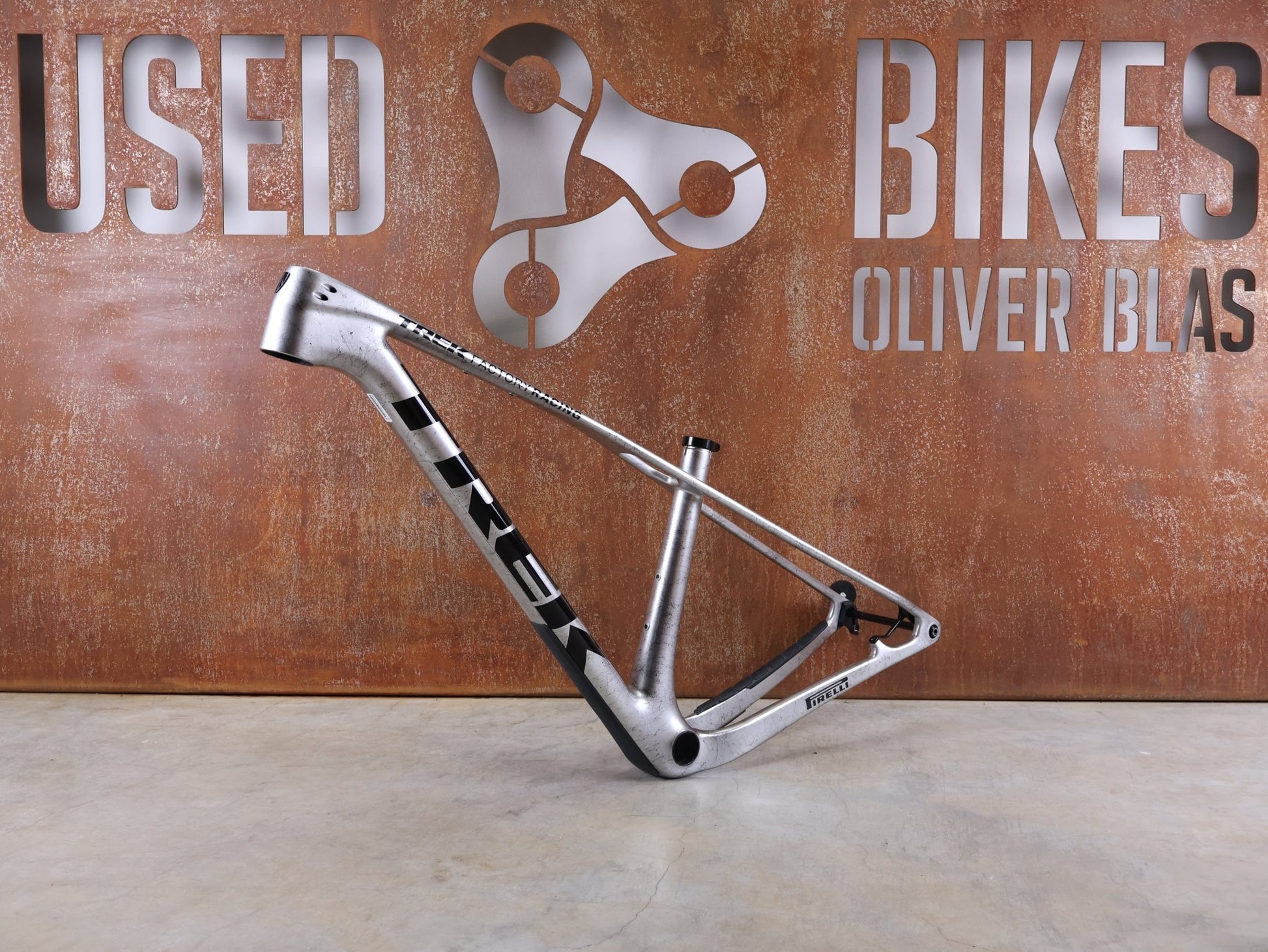 Mountainbikerahmen von Trek, TREK PROCALIBER C GEN 3 RAHMENSET / GRÖSSE S – TREK FACTORY RACING TEAM LACKIERUNG vor USEDBIKES - OB.DE Hintergrund