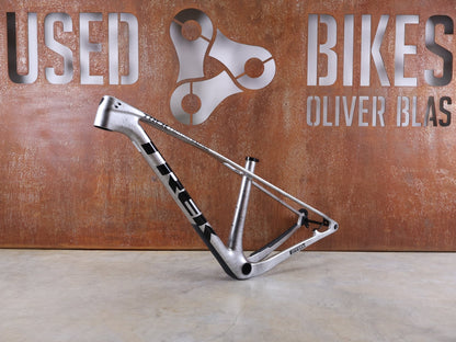 Mountainbikerahmen von Trek, TREK PROCALIBER C GEN 3 RAHMENSET / GRÖSSE S – TREK FACTORY RACING TEAM LACKIERUNG vor USEDBIKES - OB.DE Hintergrund