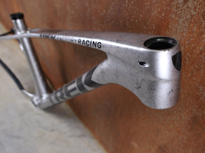 Mountainbikerahmen von Trek, TREK PROCALIBER C GEN 3 RAHMENSET / GRÖSSE S – TREK FACTORY RACING TEAM LACKIERUNG vor USEDBIKES - OB.DE Hintergrund