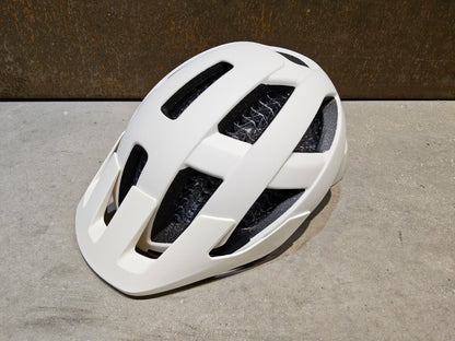 Helme von Trek, TREK QUANTUM WAVECEL FAHRRADHELM / ERA WHITE OLD STYLE GOLD vor USEDBIKES - OB.DE Hintergrund
