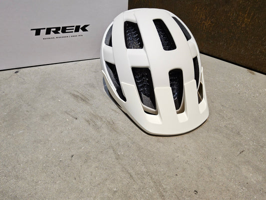 Helme von Trek, TREK QUANTUM WAVECEL FAHRRADHELM / ERA WHITE OLD STYLE GOLD vor USEDBIKES - OB.DE Hintergrund