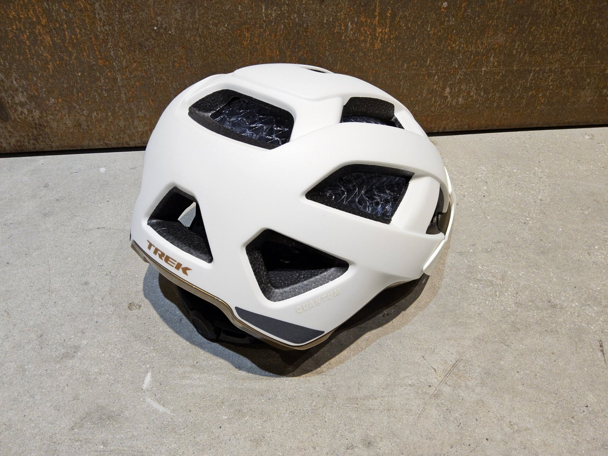 Helme von Trek, TREK QUANTUM WAVECEL FAHRRADHELM / ERA WHITE OLD STYLE GOLD vor USEDBIKES - OB.DE Hintergrund