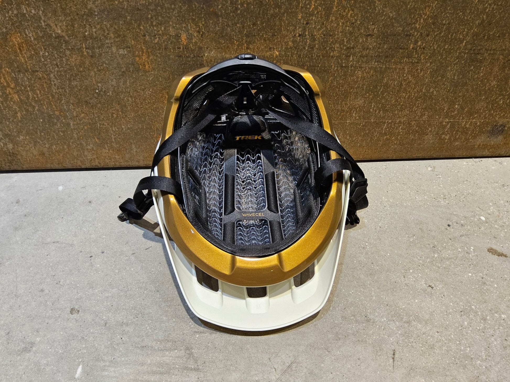 Helme von Trek, TREK QUANTUM WAVECEL FAHRRADHELM / ERA WHITE OLD STYLE GOLD vor USEDBIKES - OB.DE Hintergrund