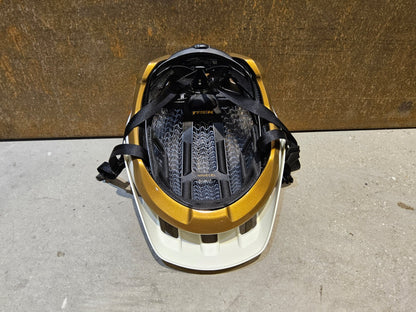 Helme von Trek, TREK QUANTUM WAVECEL FAHRRADHELM / ERA WHITE OLD STYLE GOLD vor USEDBIKES - OB.DE Hintergrund