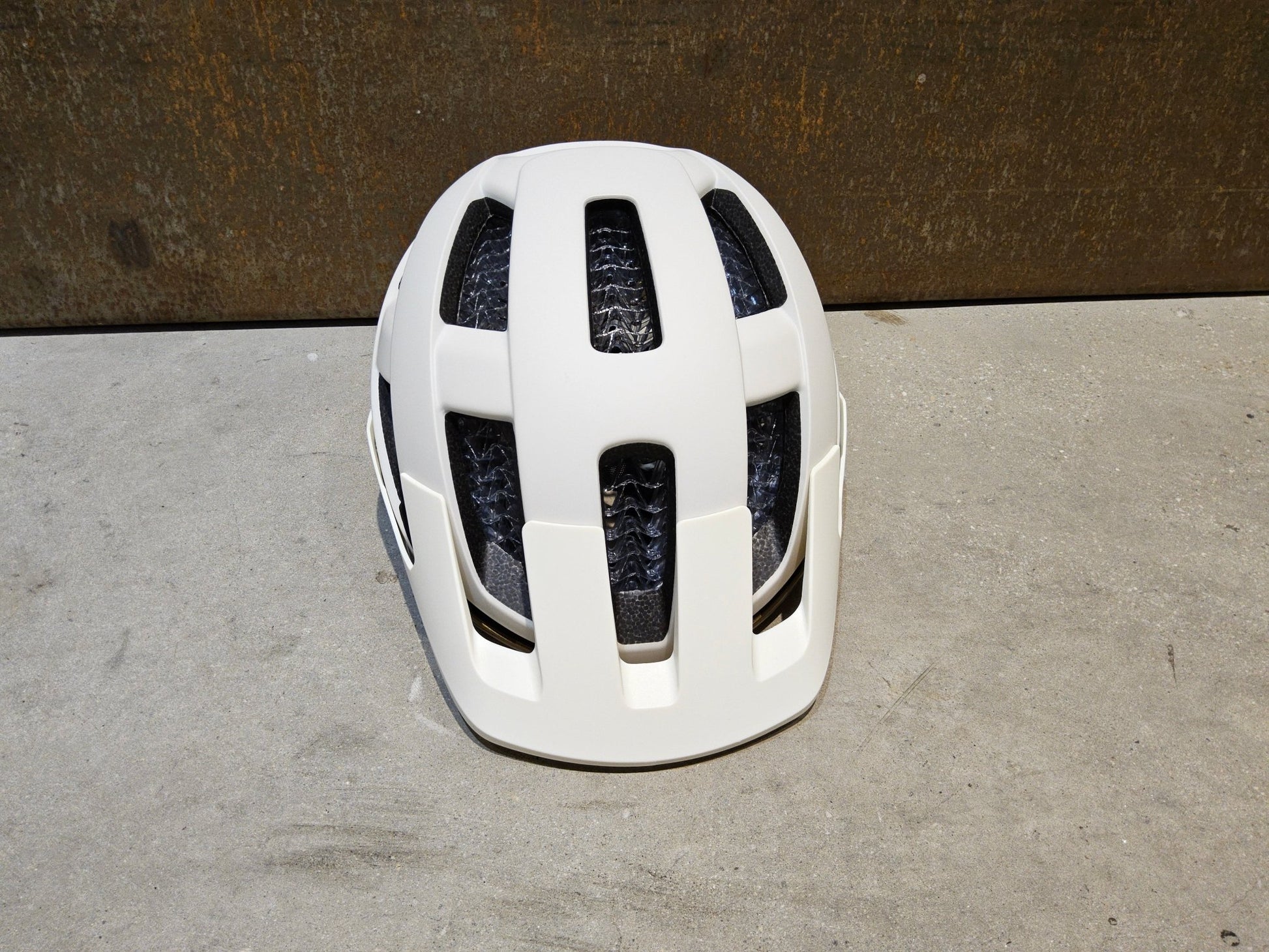 Helme von Trek, TREK QUANTUM WAVECEL FAHRRADHELM / ERA WHITE OLD STYLE GOLD vor USEDBIKES - OB.DE Hintergrund