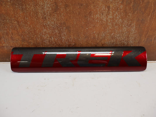 E-Bike Zubehör von Trek, TREK RAIL 29 CARBON AKKU ABDECKUNG 2020-2021 BLACK RED vor USEDBIKES-OB.DE Hintergrund