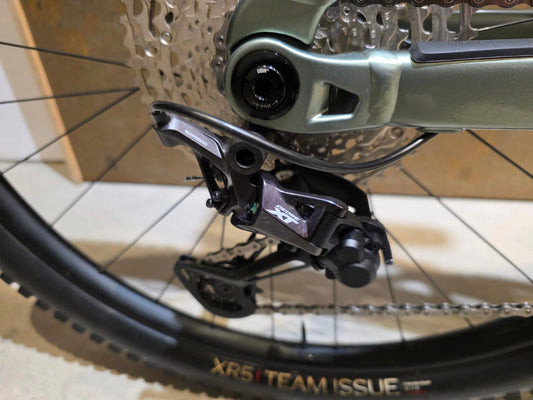 E - Mountainbike von Trek, TREK RAIL 7 DEORE/XT GEN 3 / LICHEN GREEN / L in variant_title vor USEDBIKES - OB.DE Hintergrund