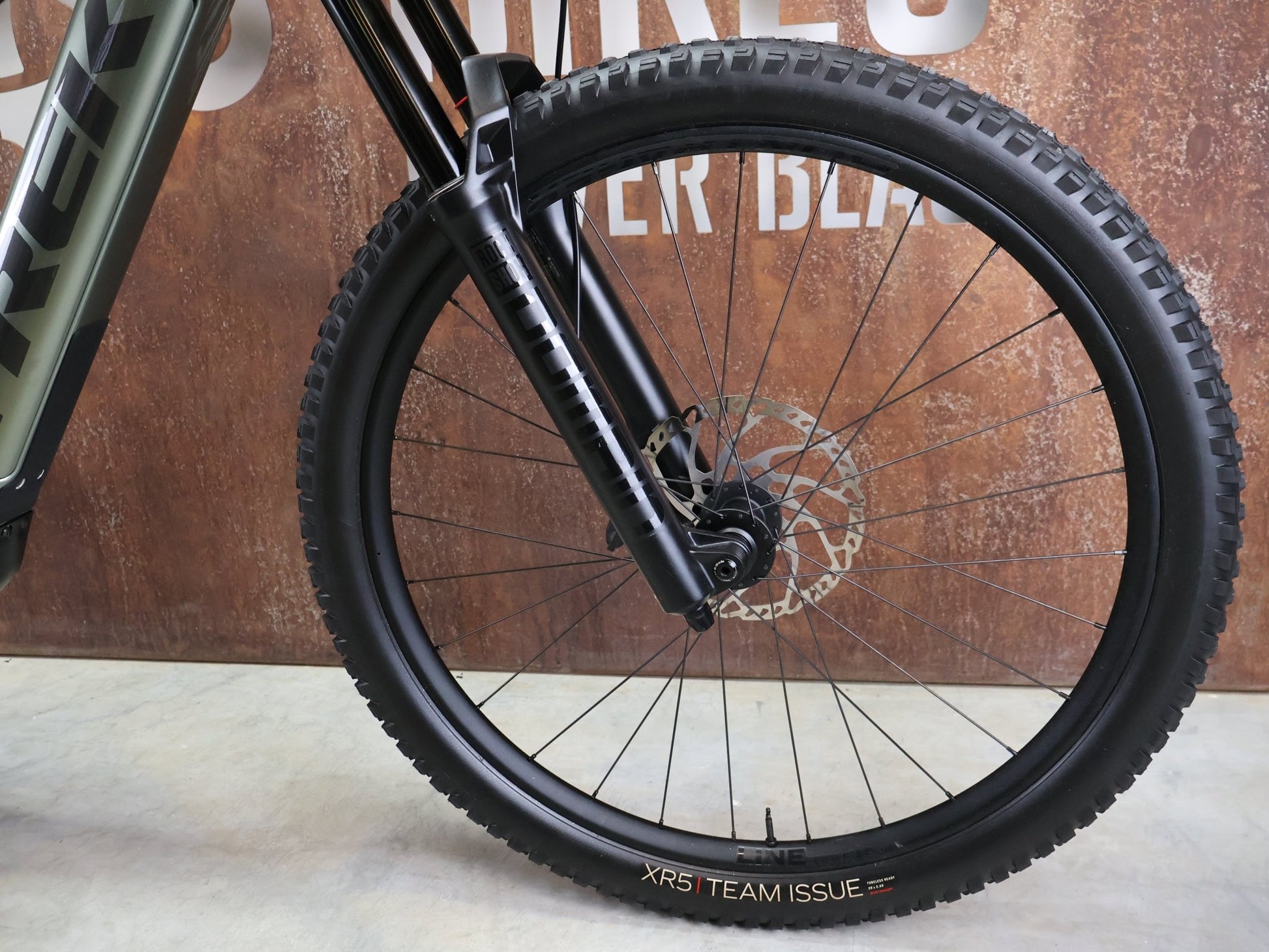 E - Mountainbike von Trek, TREK RAIL 7 DEORE/XT GEN 3 / LICHEN GREEN / L vor USEDBIKES - OB.DE Hintergrund