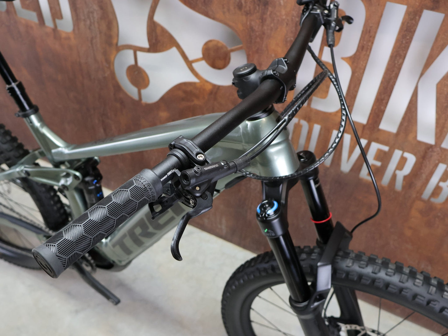 E - Mountainbike von Trek, TREK RAIL 7 DEORE/XT GEN 3 / LICHEN GREEN / L vor USEDBIKES - OB.DE Hintergrund