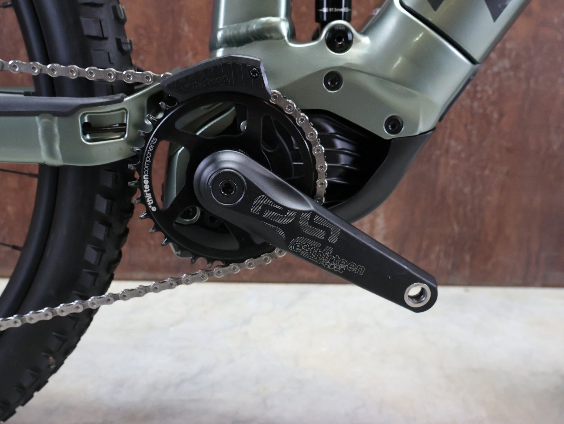 E - Mountainbike von Trek, TREK RAIL 7 DEORE/XT GEN 3 / LICHEN GREEN / L vor USEDBIKES - OB.DE Hintergrund