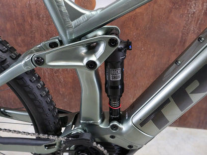 E - Mountainbike von Trek, TREK RAIL 7 DEORE/XT GEN 3 / LICHEN GREEN / L vor USEDBIKES - OB.DE Hintergrund