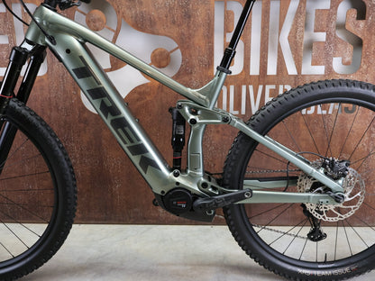 E - Mountainbike von Trek, TREK RAIL 7 DEORE/XT GEN 3 / LICHEN GREEN / L vor USEDBIKES - OB.DE Hintergrund