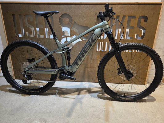 E - Mountainbike von Trek, TREK RAIL 7 DEORE/XT GEN 3 / LICHEN GREEN / L in variant_title vor USEDBIKES - OB.DE Hintergrund