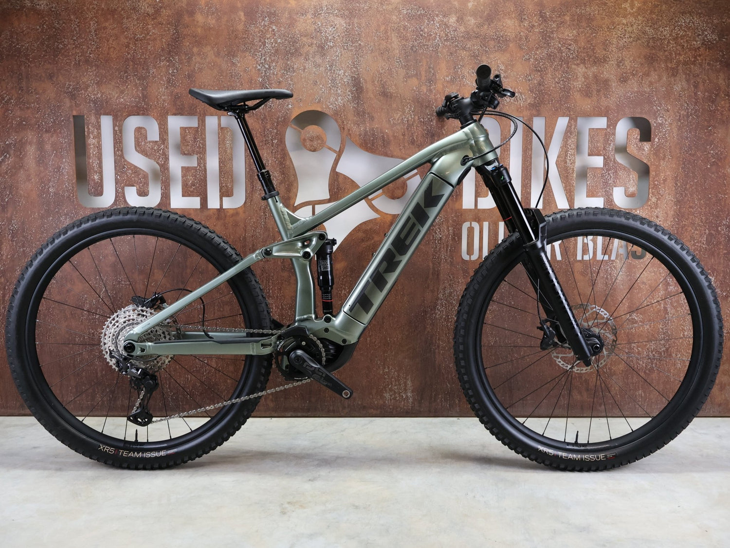 E - Mountainbike von Trek, TREK RAIL 7 DEORE/XT GEN 3 / LICHEN GREEN / L vor USEDBIKES - OB.DE Hintergrund