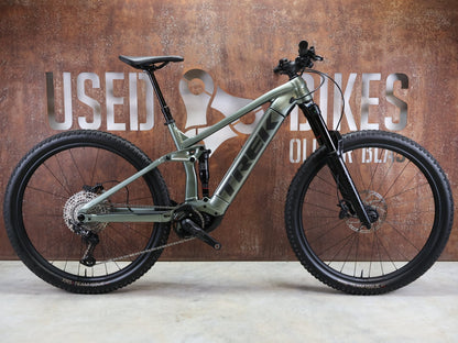 E - Mountainbike von Trek, TREK RAIL 7 DEORE/XT GEN 3 / LICHEN GREEN / L vor USEDBIKES - OB.DE Hintergrund