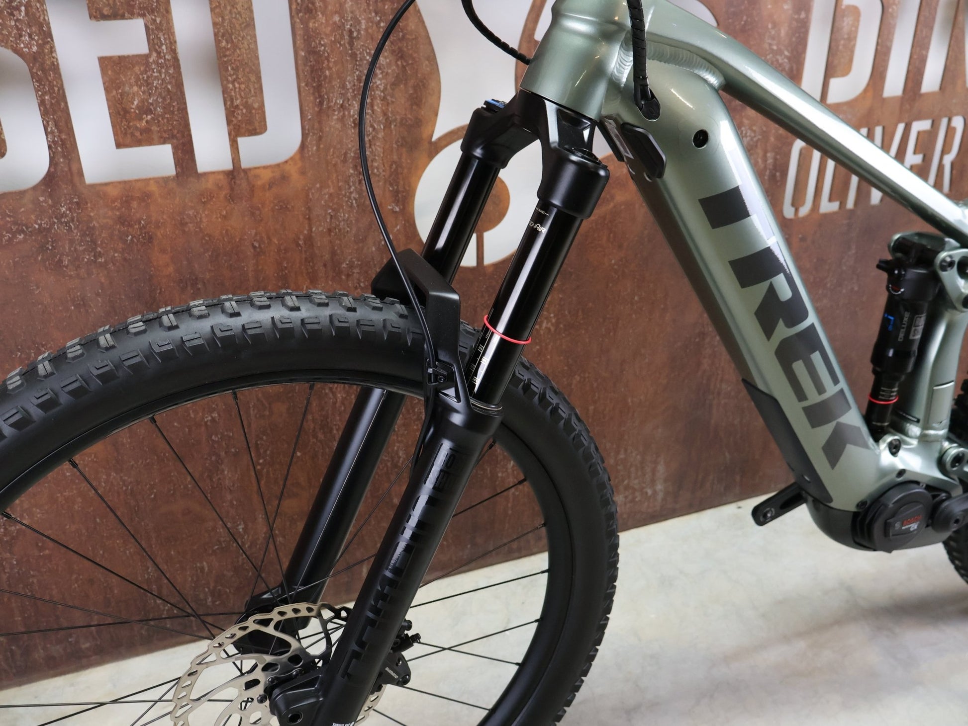 E - Mountainbike von Trek, TREK RAIL 7 DEORE/XT GEN 3 / LICHEN GREEN / L vor USEDBIKES - OB.DE Hintergrund