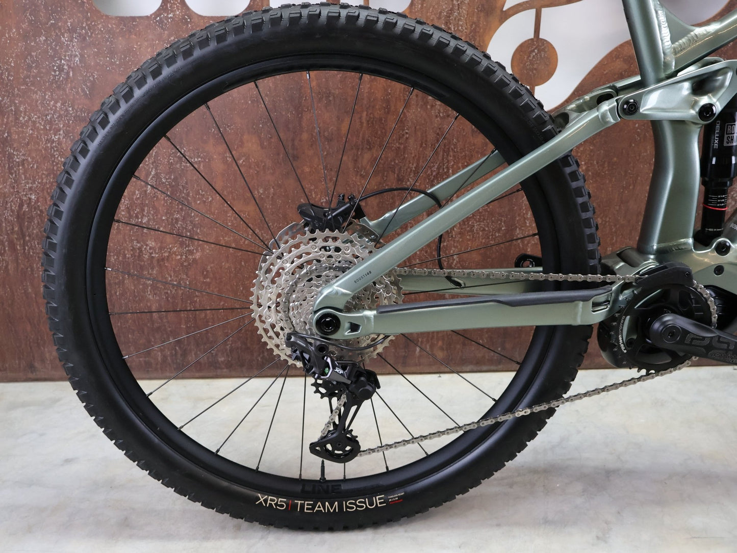 E - Mountainbike von Trek, TREK RAIL 7 DEORE/XT GEN 3 / LICHEN GREEN / L vor USEDBIKES - OB.DE Hintergrund