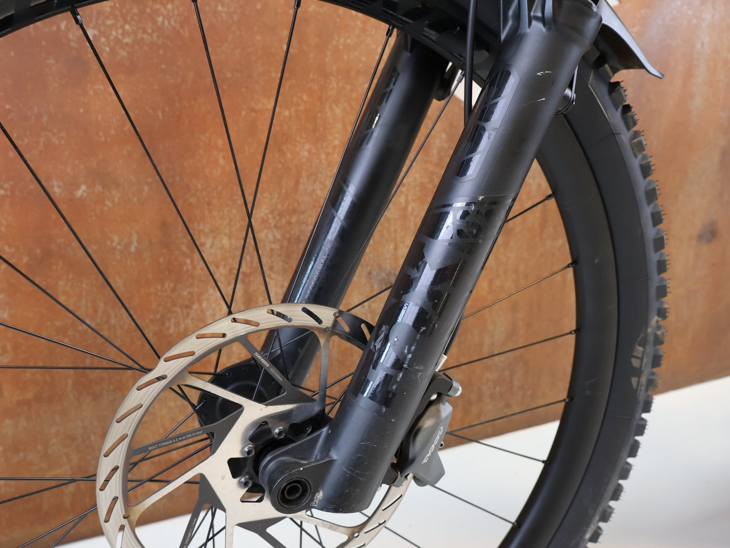 E - Mountainbike von Trek, TREK RAIL+ 9.8 GX AXS T - TYPE GEN 5 / GRÖSSE L / 800 WH / PENNYFLAKE vor USEDBIKES - OB.DE Hintergrund