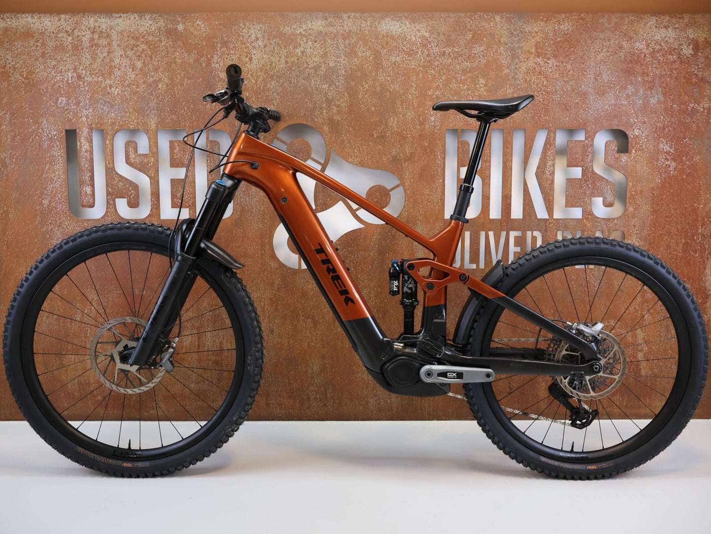 E - Mountainbike von Trek, TREK RAIL+ 9.8 GX AXS T - TYPE GEN 5 / GRÖSSE L / 800 WH / PENNYFLAKE vor USEDBIKES - OB.DE Hintergrund