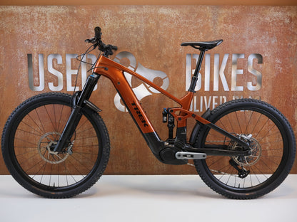 E - Mountainbike von Trek, TREK RAIL+ 9.8 GX AXS T - TYPE GEN 5 / GRÖSSE L / 800 WH / PENNYFLAKE vor USEDBIKES - OB.DE Hintergrund