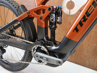 E - Mountainbike von Trek, TREK RAIL+ 9.8 GX AXS T - TYPE GEN 5 / GRÖSSE M / 800 WH / PENNYFLAKE vor USEDBIKES - OB.DE Hintergrund
