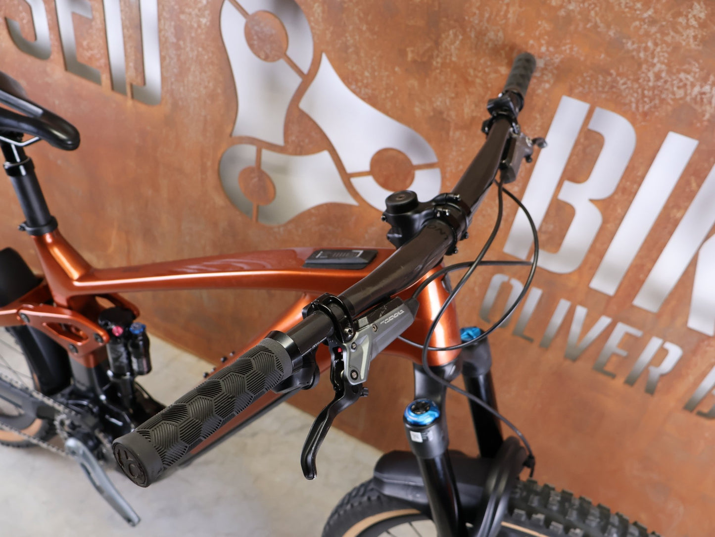 E - Mountainbike von Trek, TREK RAIL+ 9.8 GX AXS T - TYPE GEN 5 / PENNYFLAKE / L vor USEDBIKES - OB.DE Hintergrund