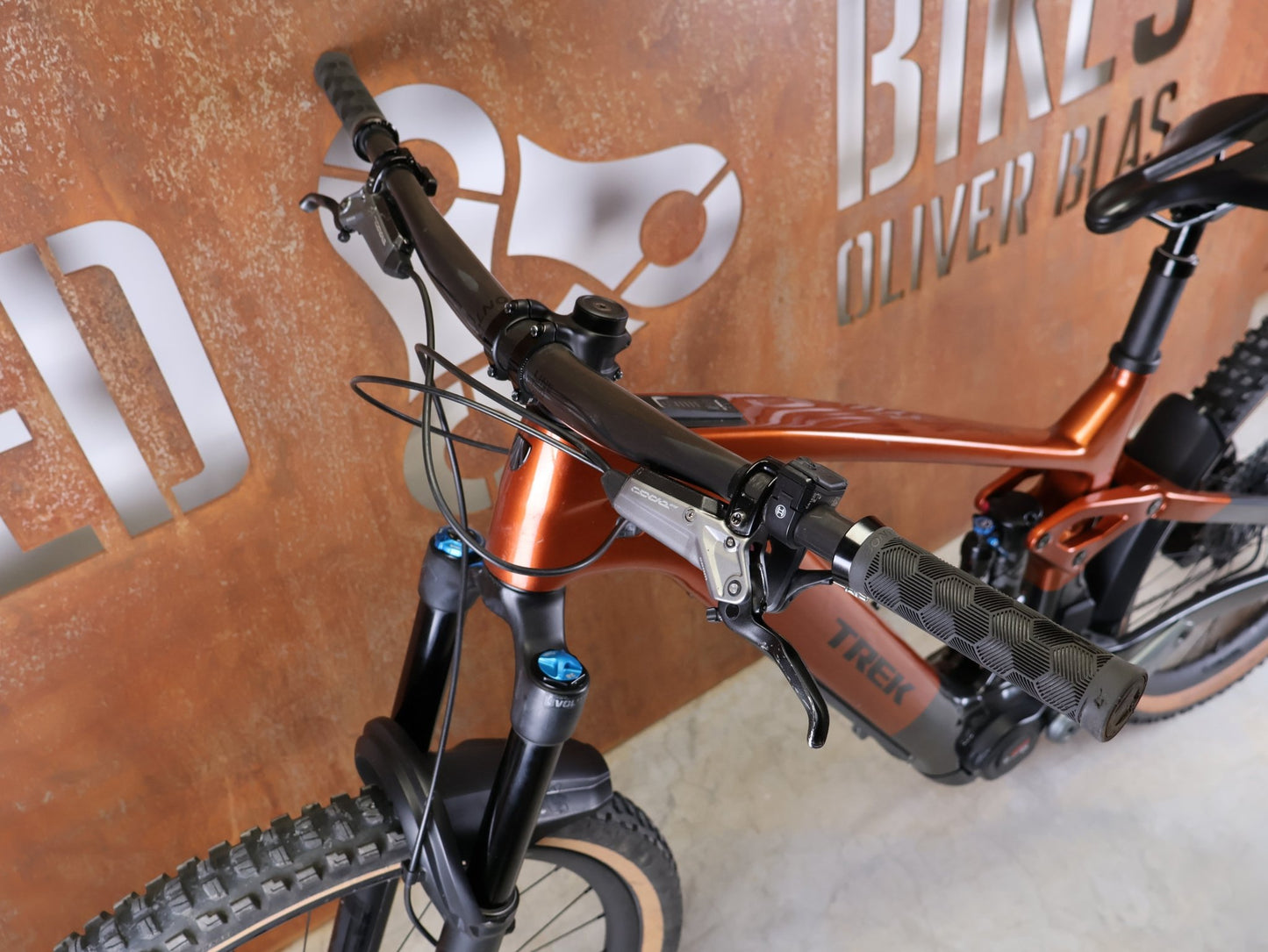 E - Mountainbike von Trek, TREK RAIL+ 9.8 GX AXS T - TYPE GEN 5 / PENNYFLAKE / L vor USEDBIKES - OB.DE Hintergrund