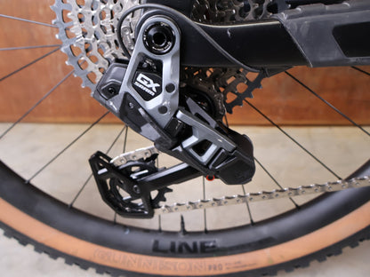 E - Mountainbike von Trek, TREK RAIL+ 9.8 GX AXS T - TYPE GEN 5 / PENNYFLAKE / L vor USEDBIKES - OB.DE Hintergrund