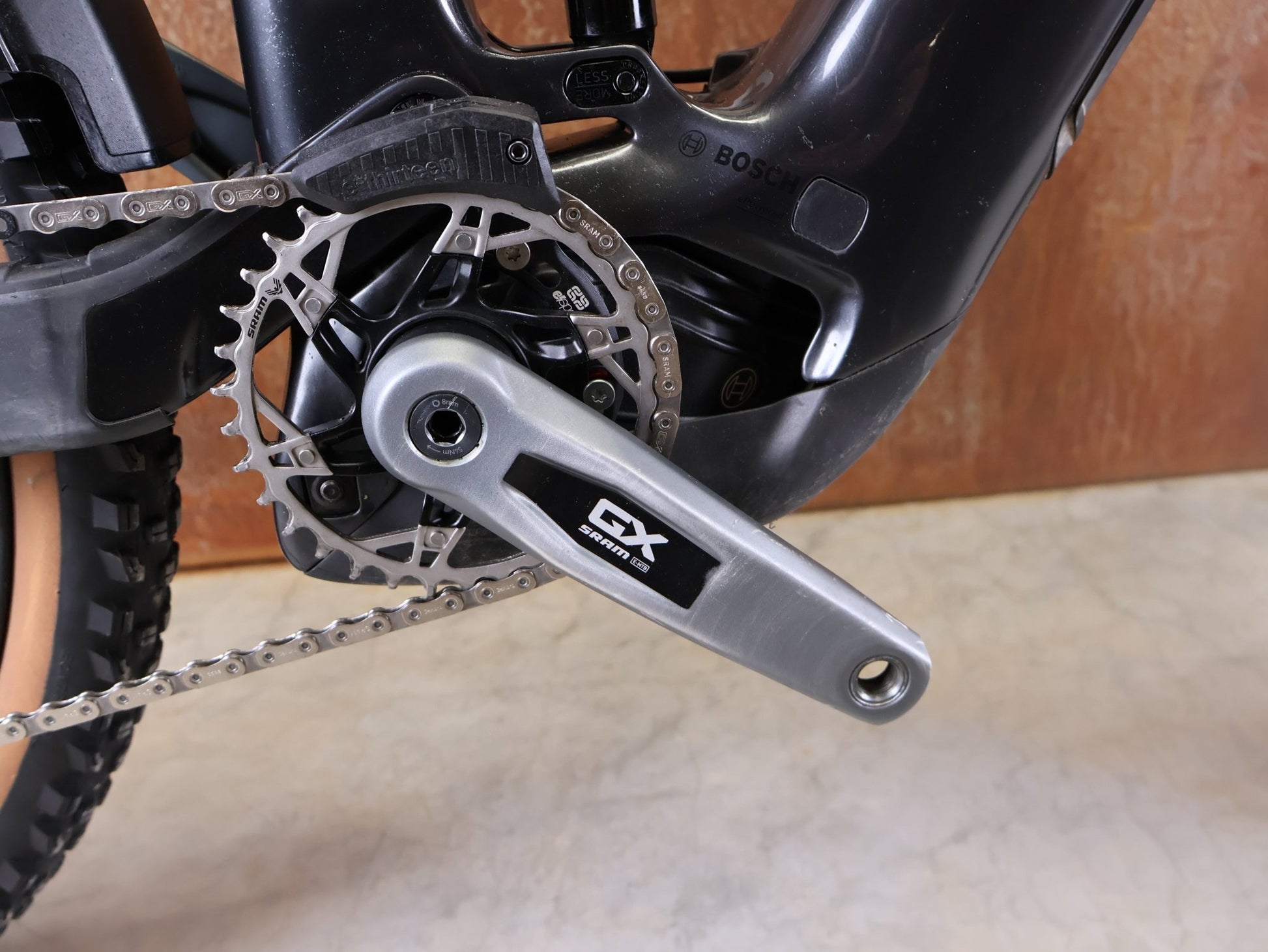 E - Mountainbike von Trek, TREK RAIL+ 9.8 GX AXS T - TYPE GEN 5 / PENNYFLAKE / L vor USEDBIKES - OB.DE Hintergrund