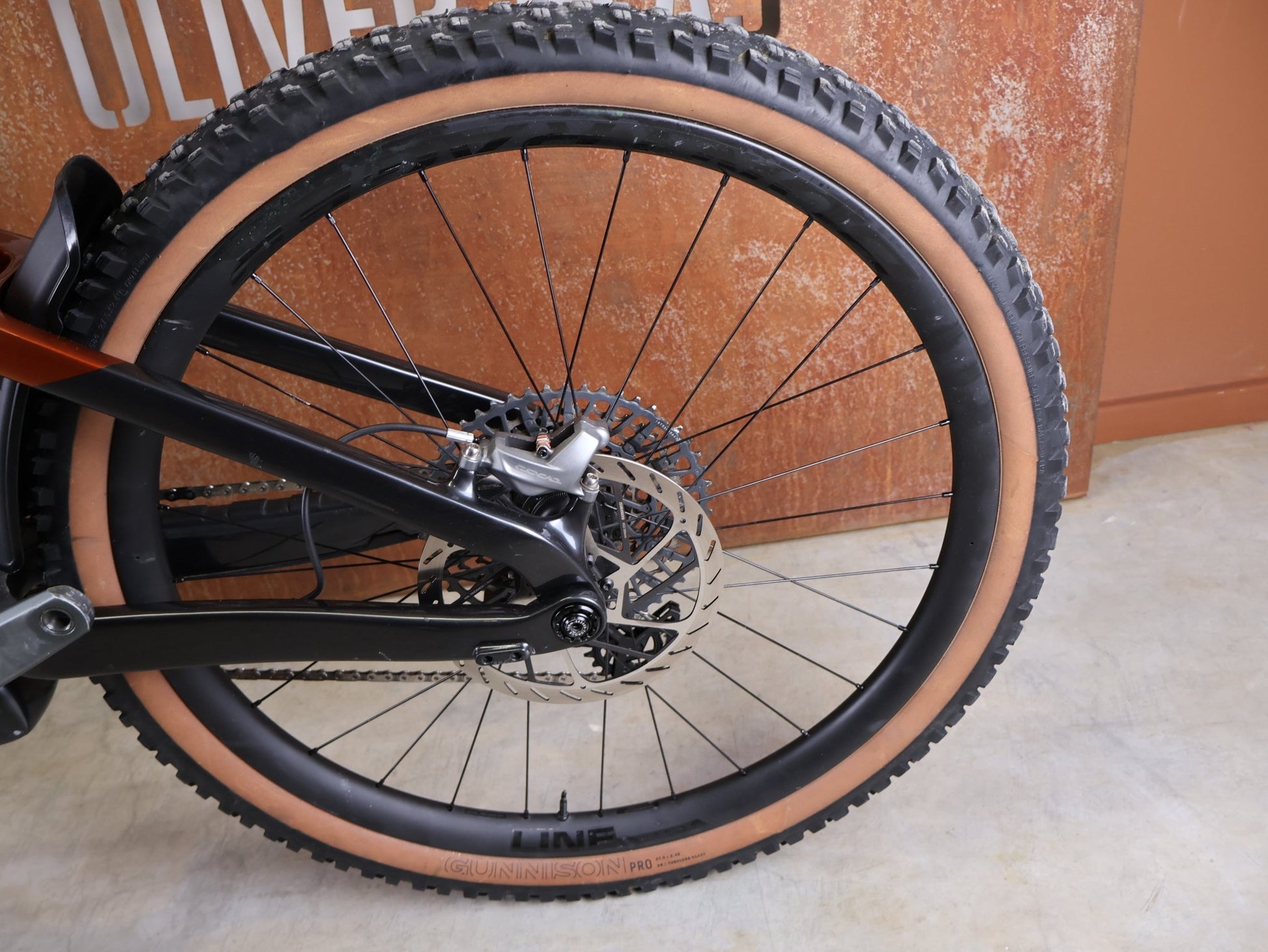 E - Mountainbike von Trek, TREK RAIL+ 9.8 GX AXS T - TYPE GEN 5 / PENNYFLAKE / L vor USEDBIKES - OB.DE Hintergrund