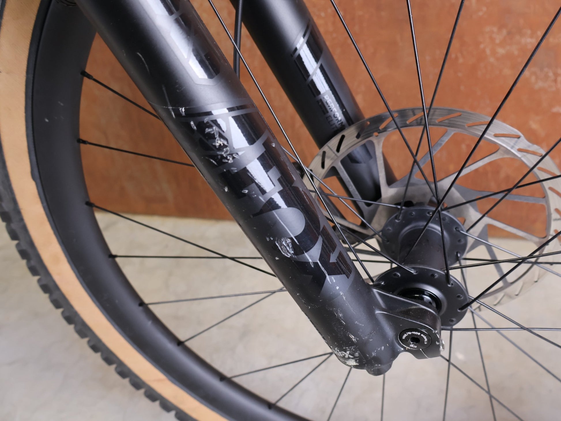 E - Mountainbike von Trek, TREK RAIL+ 9.8 GX AXS T - TYPE GEN 5 / PENNYFLAKE / L vor USEDBIKES - OB.DE Hintergrund