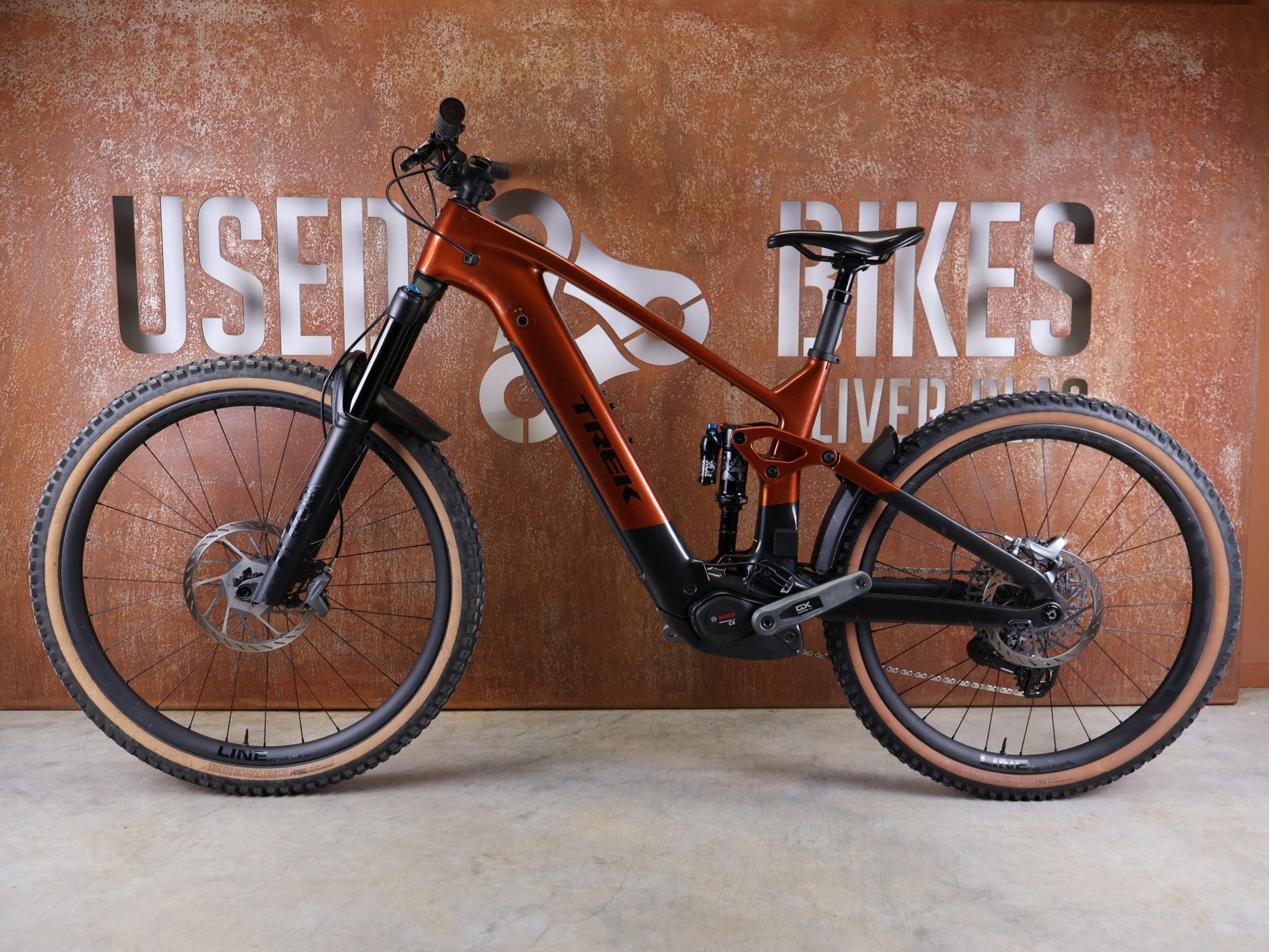 E - Mountainbike von Trek, TREK RAIL+ 9.8 GX AXS T - TYPE GEN 5 / PENNYFLAKE / L vor USEDBIKES - OB.DE Hintergrund