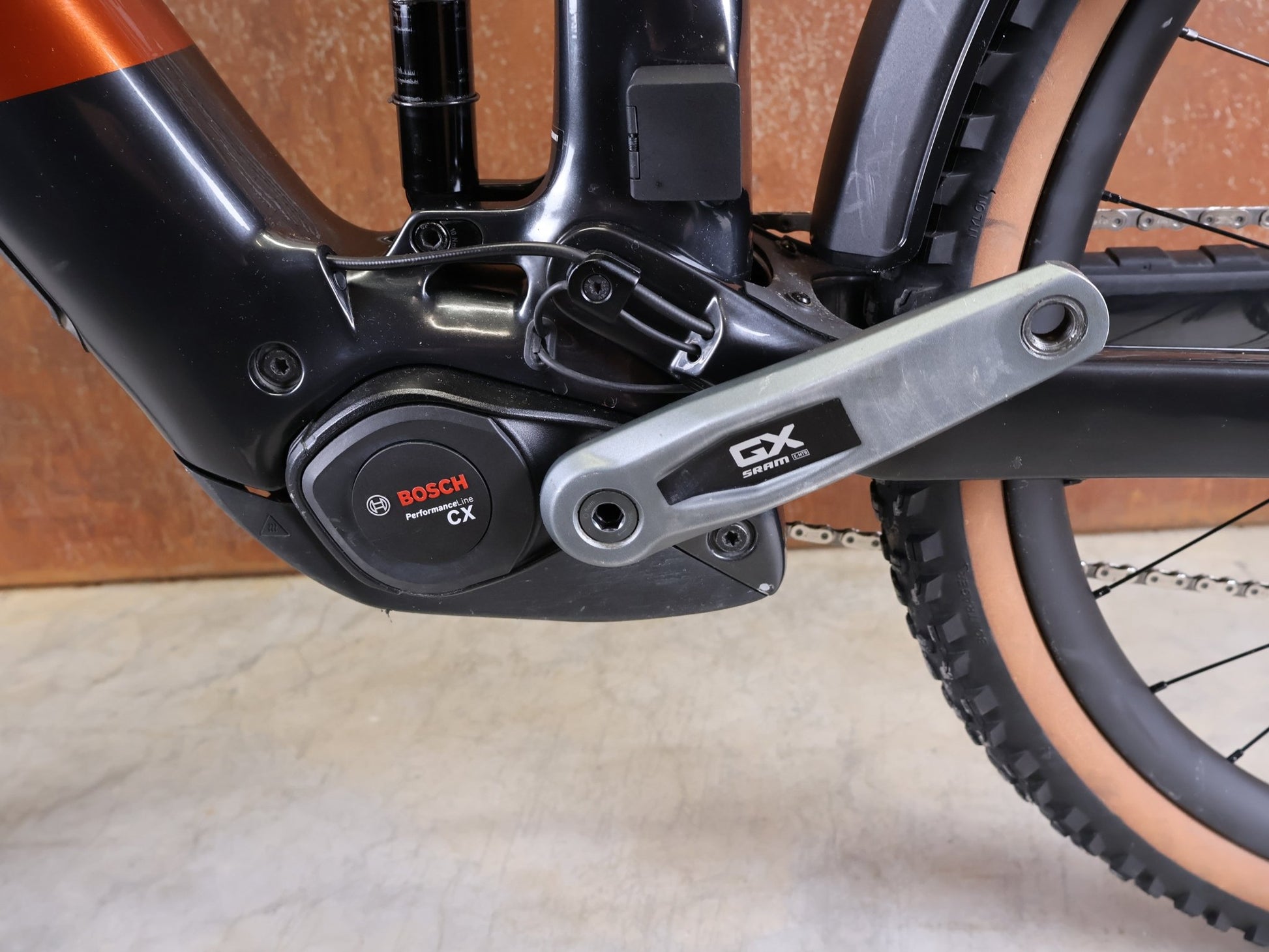 E - Mountainbike von Trek, TREK RAIL+ 9.8 GX AXS T - TYPE GEN 5 / PENNYFLAKE / L vor USEDBIKES - OB.DE Hintergrund