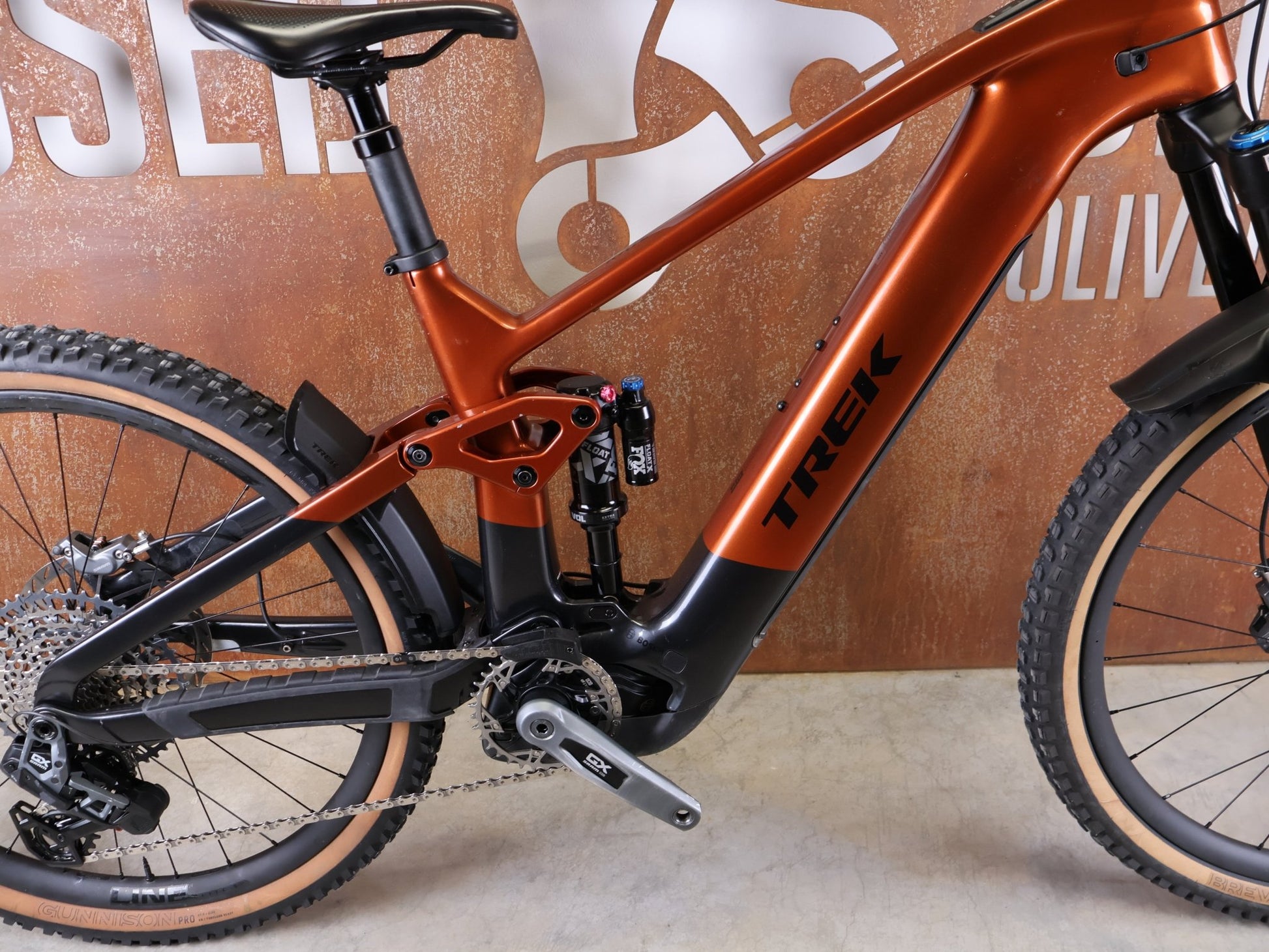 E - Mountainbike von Trek, TREK RAIL+ 9.8 GX AXS T - TYPE GEN 5 / PENNYFLAKE / L vor USEDBIKES - OB.DE Hintergrund