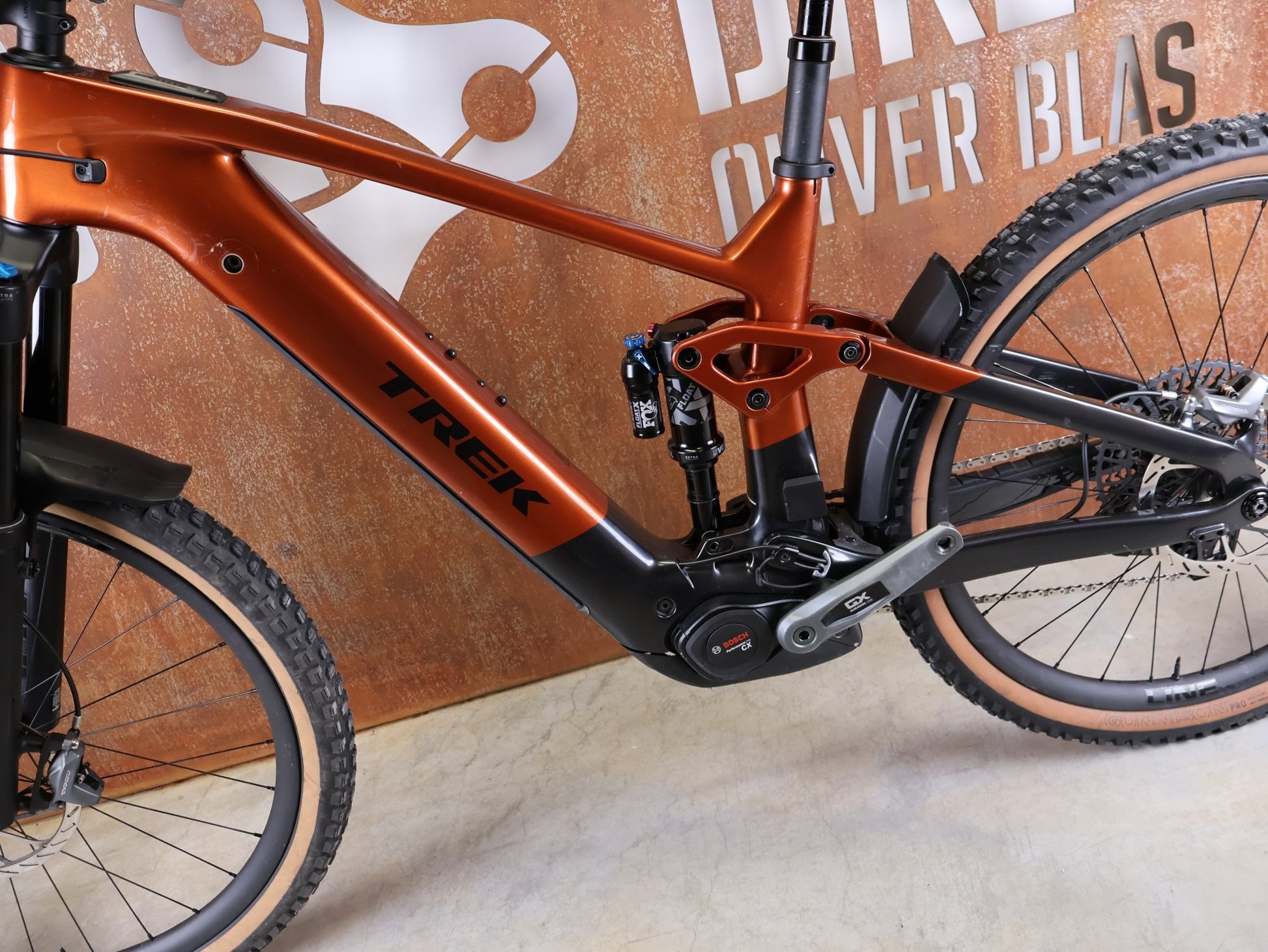 E - Mountainbike von Trek, TREK RAIL+ 9.8 GX AXS T - TYPE GEN 5 / PENNYFLAKE / L vor USEDBIKES - OB.DE Hintergrund