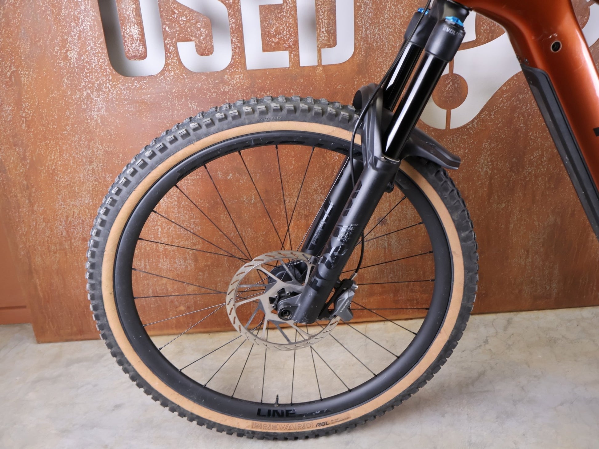 E - Mountainbike von Trek, TREK RAIL+ 9.8 GX AXS T - TYPE GEN 5 / PENNYFLAKE / L vor USEDBIKES - OB.DE Hintergrund