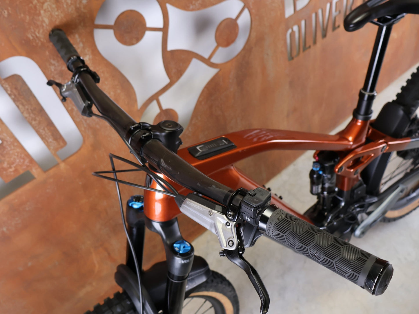 E - Mountainbike von Trek, TREK RAIL+ 9.8 GX AXS T - TYPE GEN 5 / PENNYFLAKE / S vor USEDBIKES - OB.DE Hintergrund