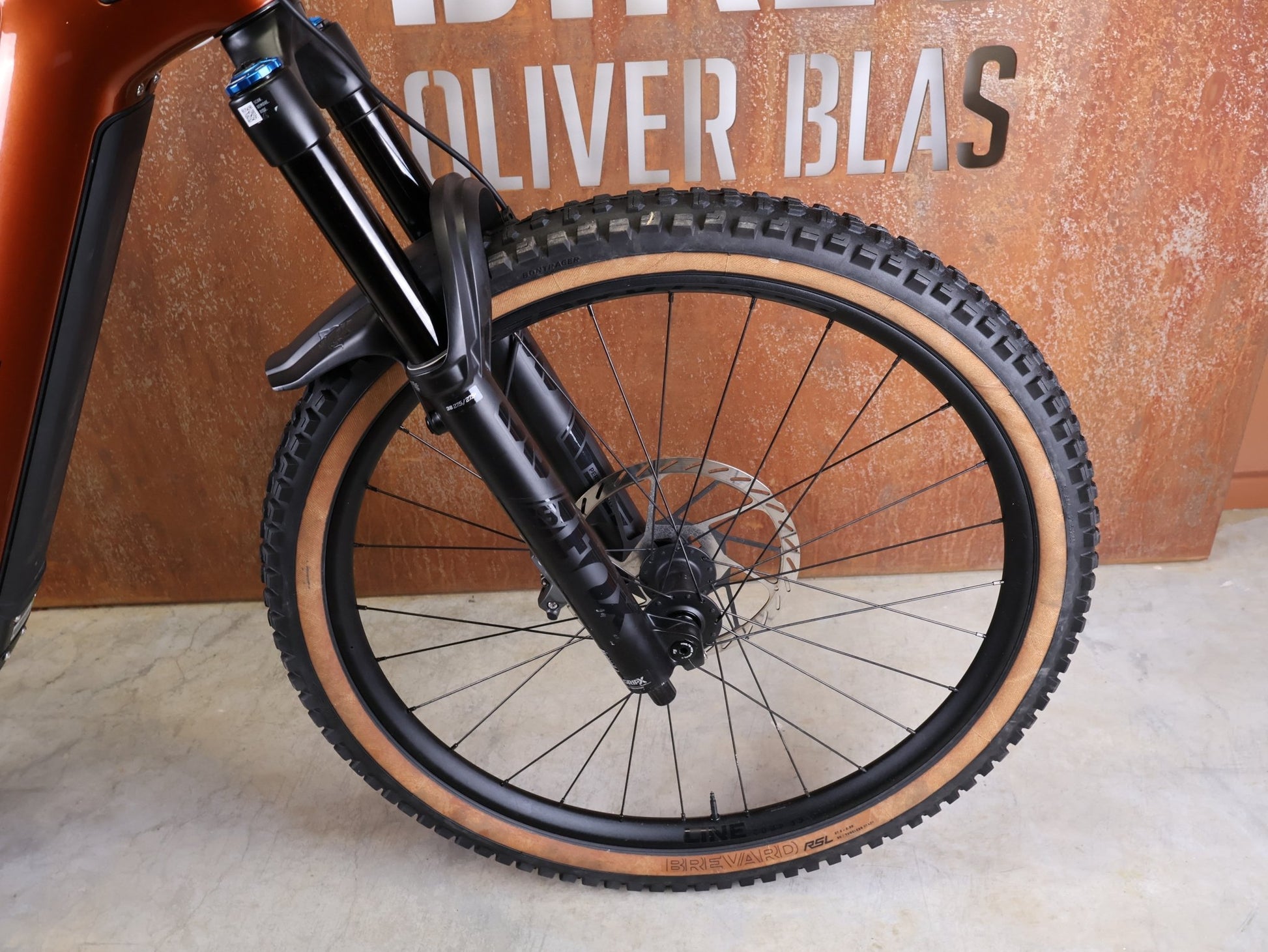 E - Mountainbike von Trek, TREK RAIL+ 9.8 GX AXS T - TYPE GEN 5 / PENNYFLAKE / S vor USEDBIKES - OB.DE Hintergrund