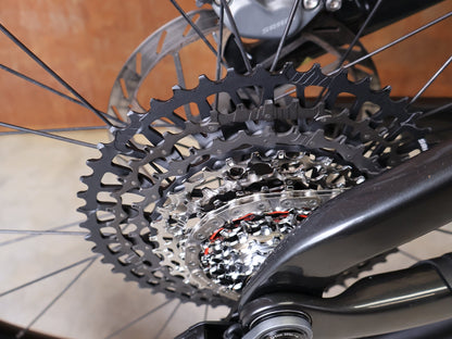 E - Mountainbike von Trek, TREK RAIL+ 9.8 GX AXS T - TYPE GEN 5 / PENNYFLAKE / S vor USEDBIKES - OB.DE Hintergrund