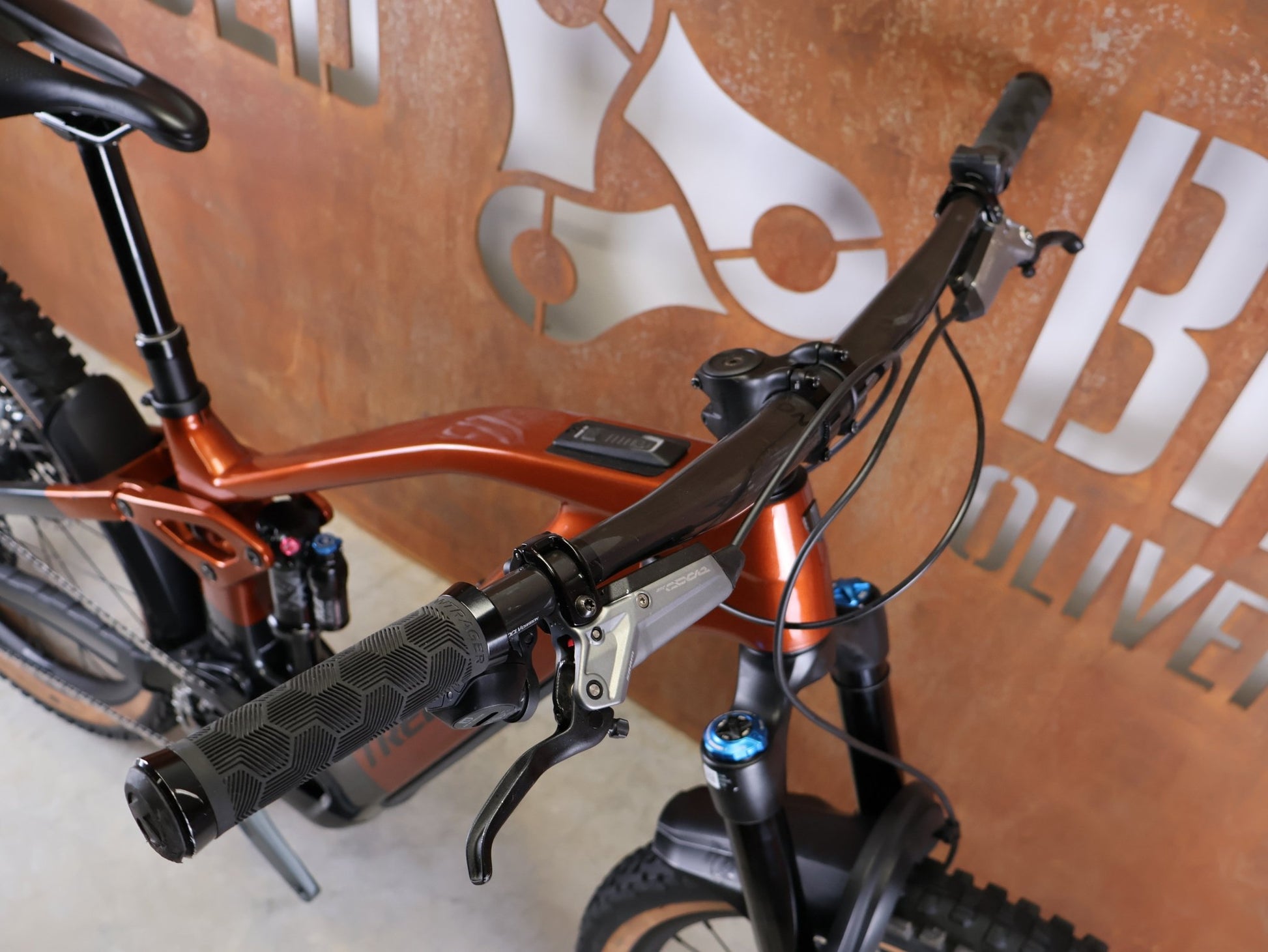 E - Mountainbike von Trek, TREK RAIL+ 9.8 GX AXS T - TYPE GEN 5 / PENNYFLAKE / S vor USEDBIKES - OB.DE Hintergrund