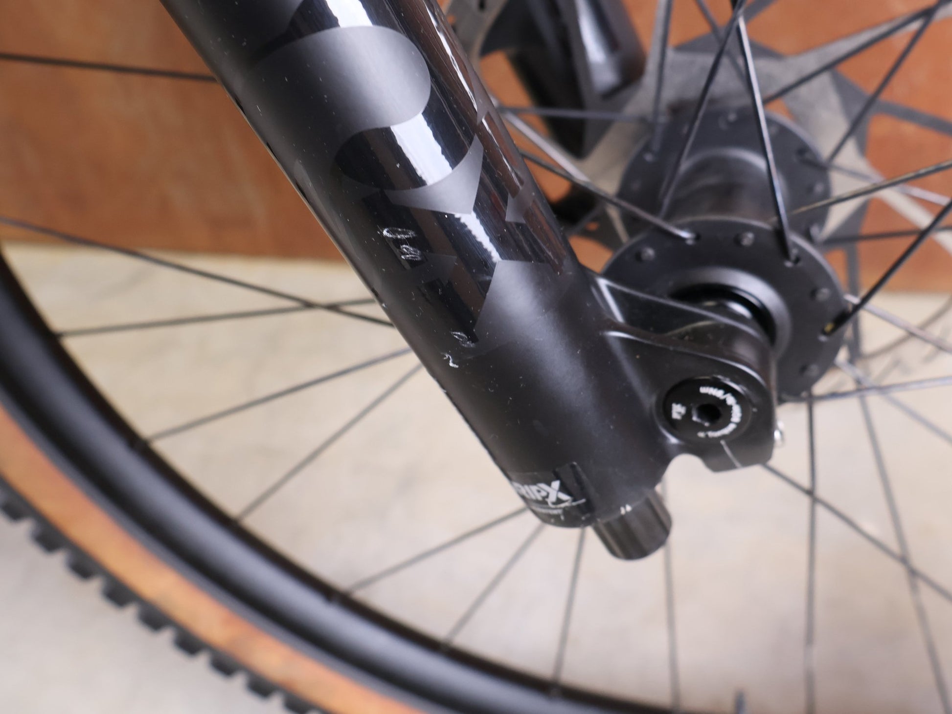 E - Mountainbike von Trek, TREK RAIL+ 9.8 GX AXS T - TYPE GEN 5 / PENNYFLAKE / S vor USEDBIKES - OB.DE Hintergrund