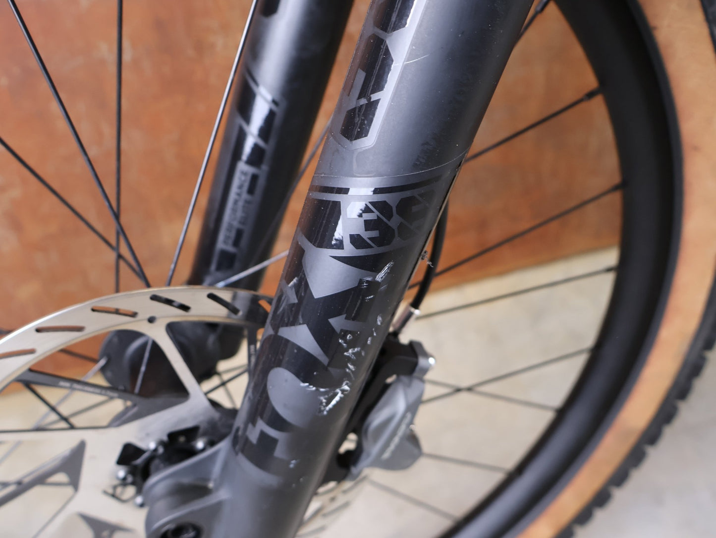 E - Mountainbike von Trek, TREK RAIL+ 9.8 GX AXS T - TYPE GEN 5 / PENNYFLAKE / S vor USEDBIKES - OB.DE Hintergrund