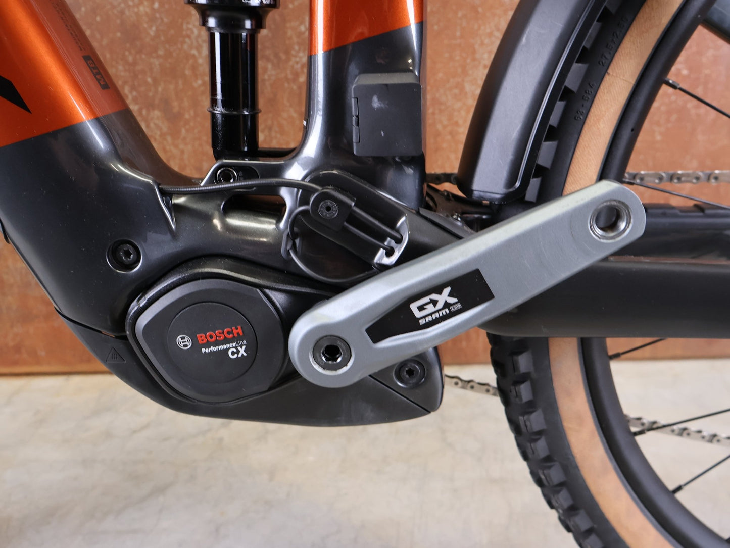 E - Mountainbike von Trek, TREK RAIL+ 9.8 GX AXS T - TYPE GEN 5 / PENNYFLAKE / S vor USEDBIKES - OB.DE Hintergrund