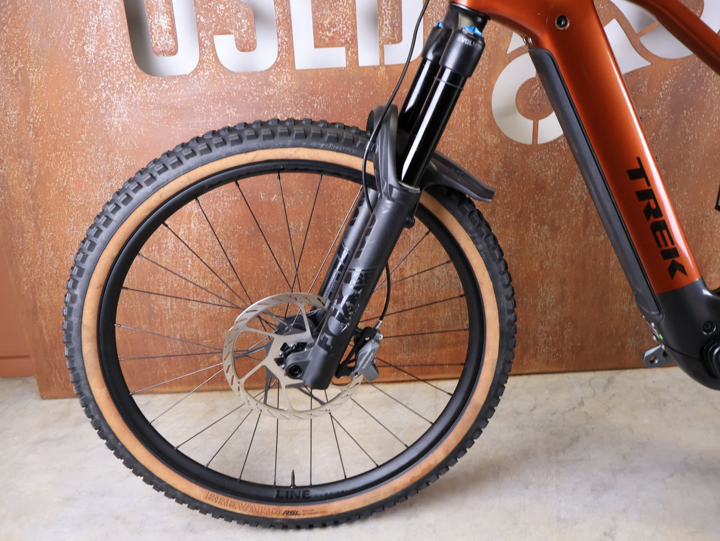 E - Mountainbike von Trek, TREK RAIL+ 9.8 GX AXS T - TYPE GEN 5 / PENNYFLAKE / S vor USEDBIKES - OB.DE Hintergrund