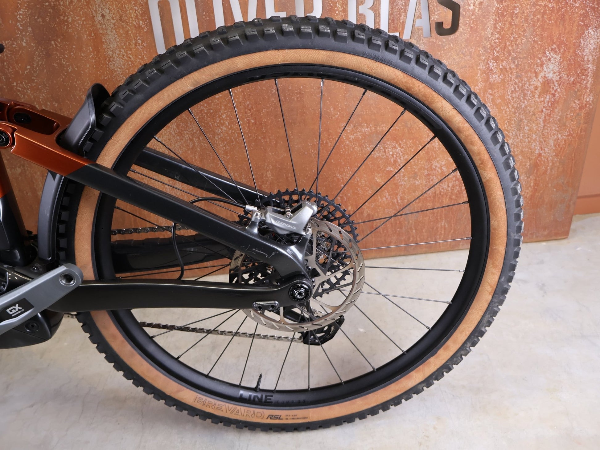 E - Mountainbike von Trek, TREK RAIL+ 9.8 GX AXS T - TYPE GEN 5 / PENNYFLAKE / S vor USEDBIKES - OB.DE Hintergrund